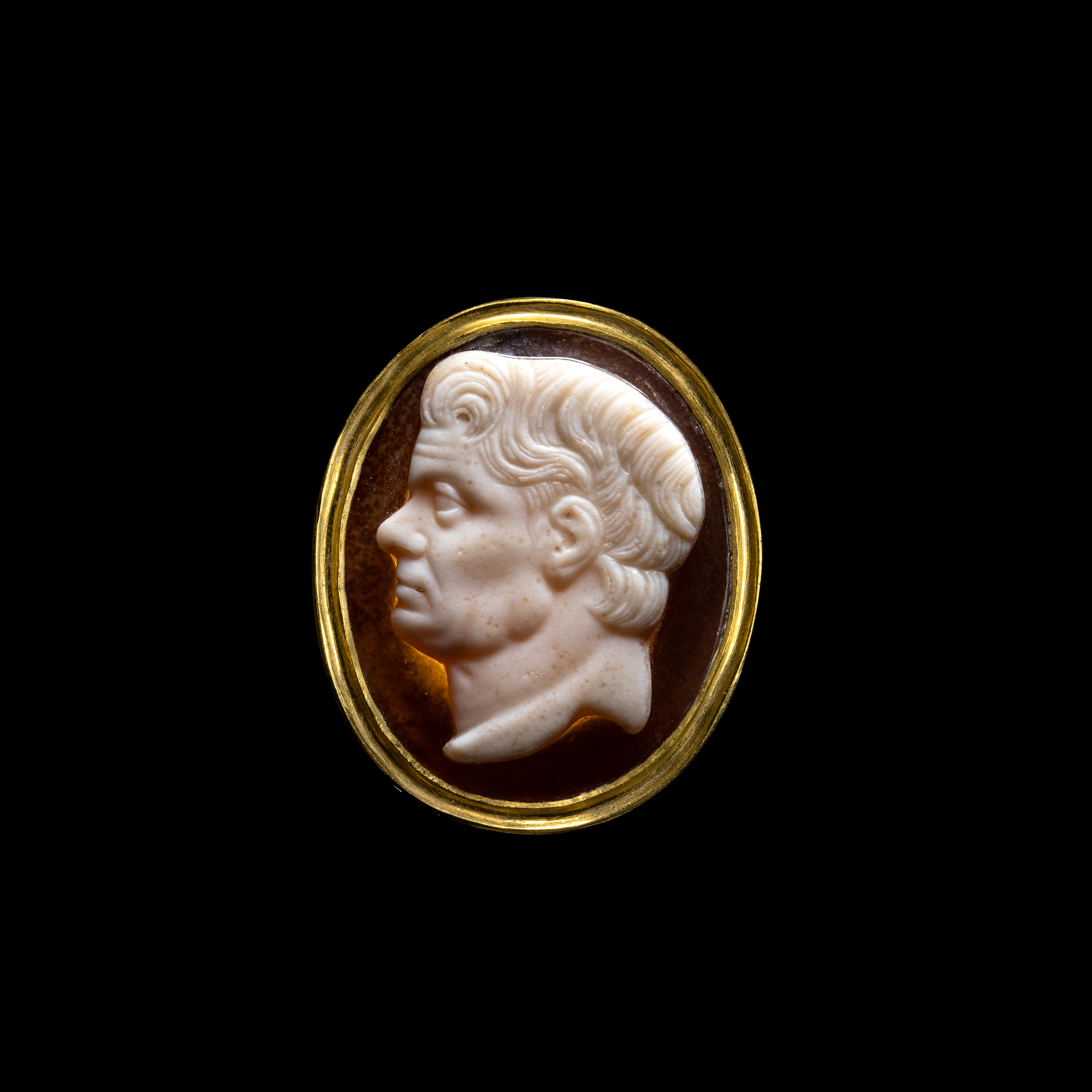 A 18k gold ring set with a 17th/18th century agate cameo. Portrait of Pompey the Great (Gnaeus Pompeius Magnus)